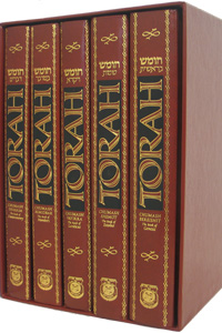 Torah Chumash with Commentaries by Lubavitcher Rebbe 5 volumes set slipcased